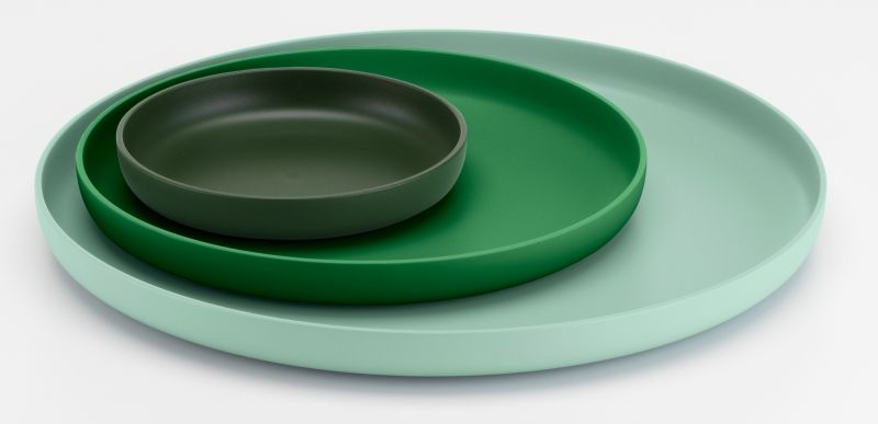 Vitra Trays Tablett-Set in verschiedenen Grüntönen, bestehend aus drei unterschiedlich großen, runden Tabletts.